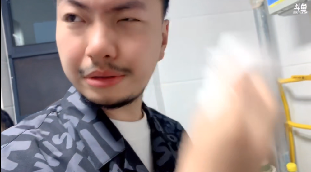 【喜闻乐见】c哥三周年直播做饭,菠萝赛东弯弯线下齐聚_腾讯新闻