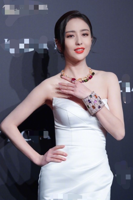 佟丽娅身穿白色深v胸高开叉礼服,颜值气质在线尽显女神范