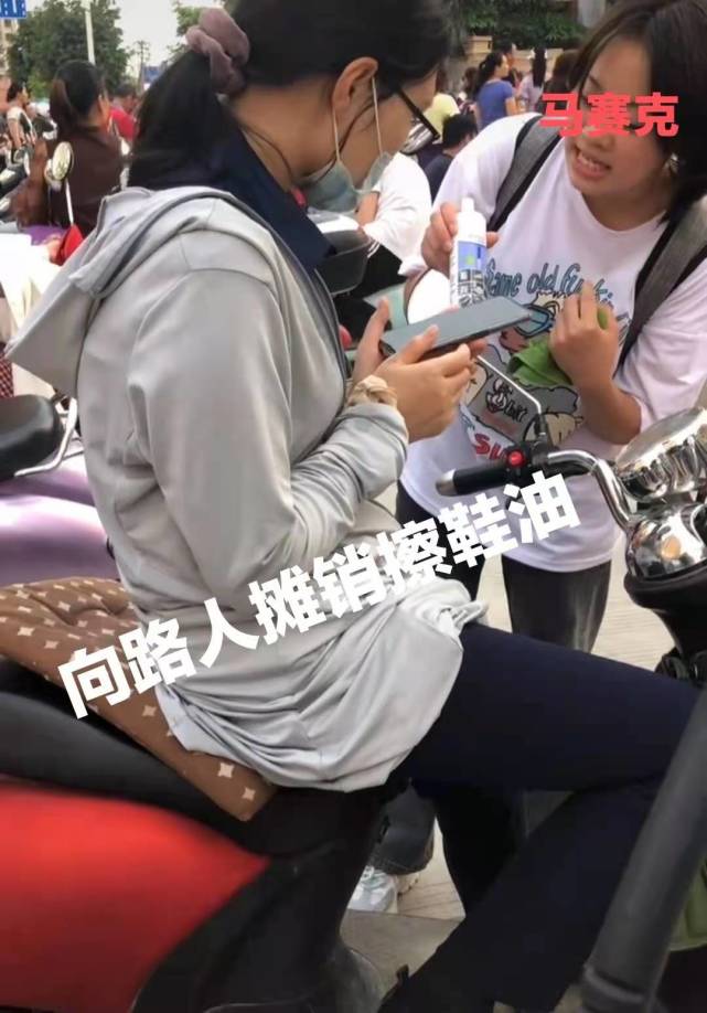 广西一女孩单膝跪地为路人擦鞋:很反感,后来感动了