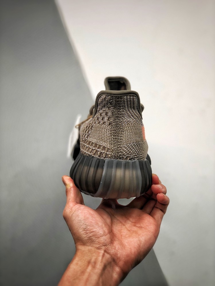全新配色带来全新质感yeezy350v2火山灰来袭