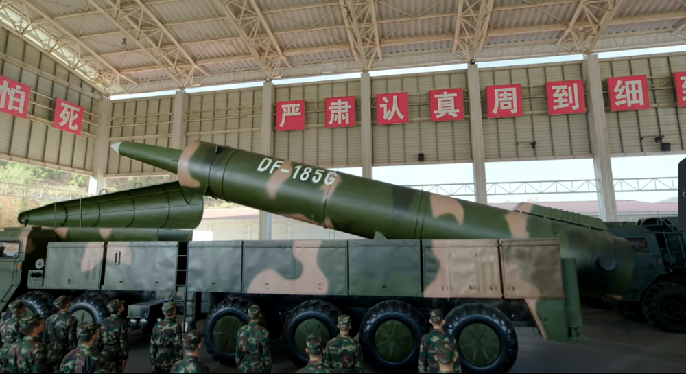 号手就位导弹车初露脸这么贵东西用这么简陋的包装这是说火箭军穷吗