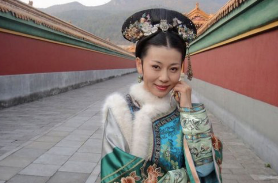 48岁齐妃张雅萌甄嬛传巧遇初恋张晓龙一家3口神颜值