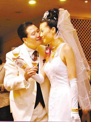 万梓良:被父母抛弃,给前妻养娃,娶小16岁空姐,今63岁病痛缠身