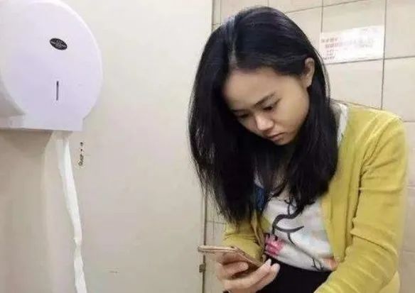 实话实说让女人上瘾一半女性上厕所时都会做的3件事