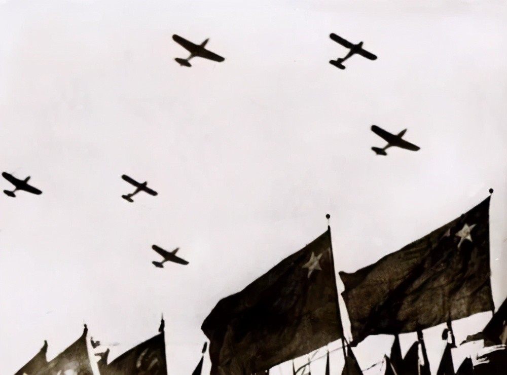 1949年开国大阅兵飞过天安门的17架飞机为何有4架携带实弹