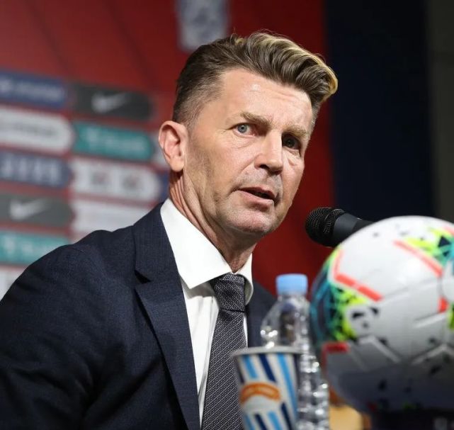 科林·贝尔 韩国女足主教练 中国队最强大的武器就是王霜,她是世郊抖