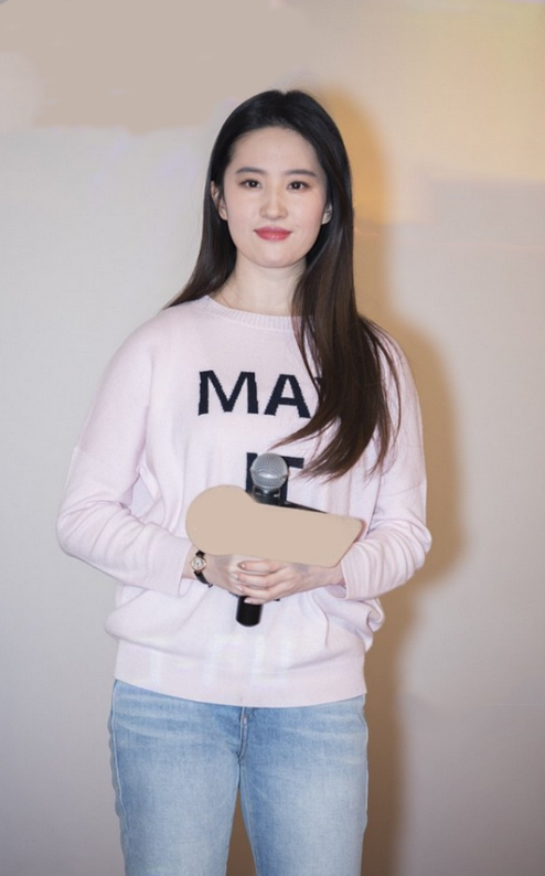 刘亦菲胖了后更有味道!穿粉色卫衣太甜了吧,长直发美成初恋女神