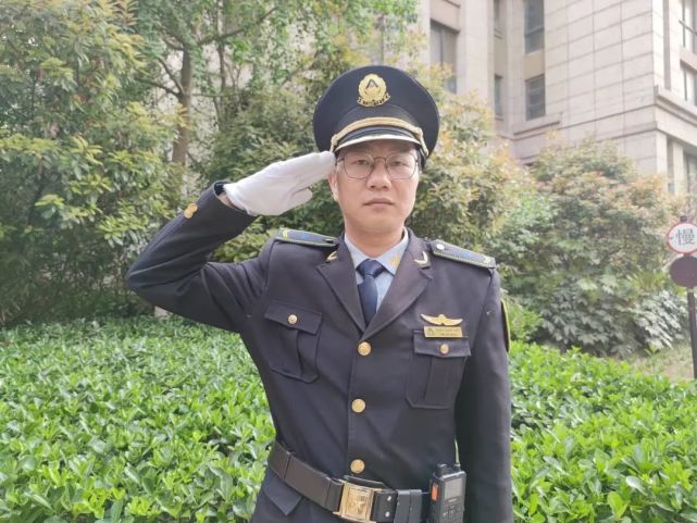 "有这样的礼兵,住这样的小区,绝对有保障,放心!