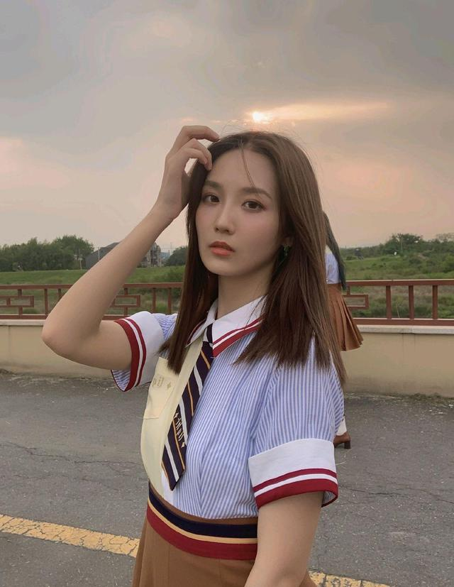 组图:刘力菲清纯写真照,素颜出镜67,好有气质!_腾讯新闻