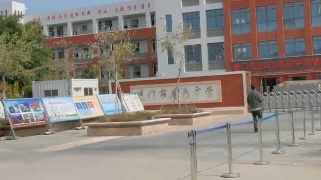 巷南中学一名初二学生,因违反纪律被年级组长罚站一节课后,于当晚坠楼