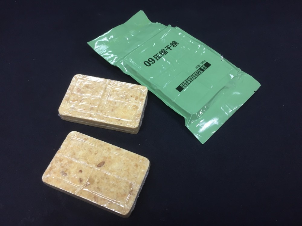 到底吃什么最扛饿我们的军用压缩饼干吃一块可以管一天