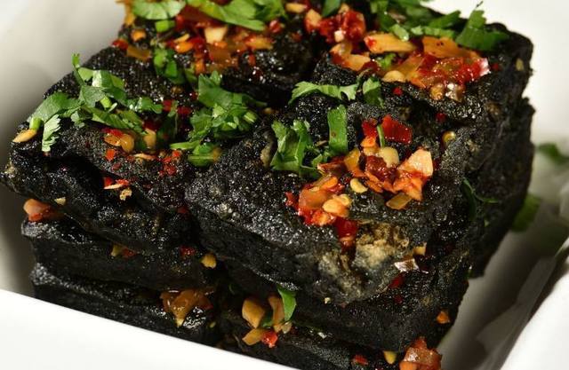 这些地方的臭豆腐臭的各有千秋让人欲罢不能