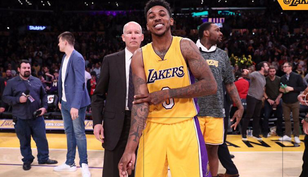 NBA弃将，CBA也不收！被拉塞尔出卖，失去白富美女友，娶黑人为妻