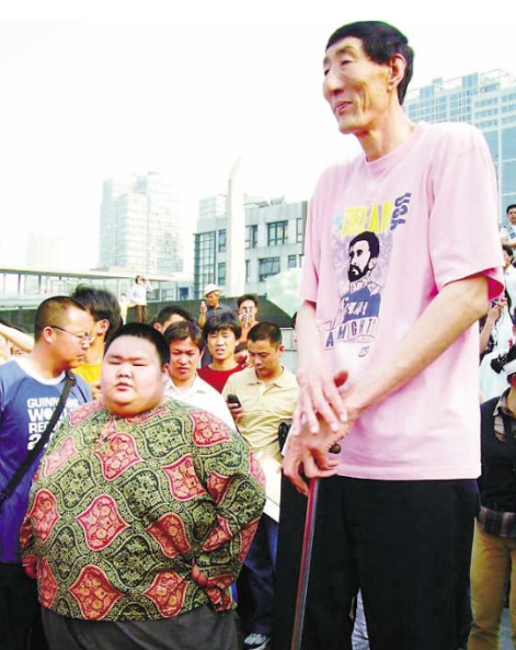2米巨人鲍喜顺不听医生忠告,57岁执意生下一子,孩子现状如何?