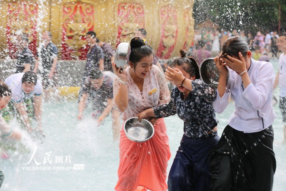 云南西双版纳各族群众欢度泼水节