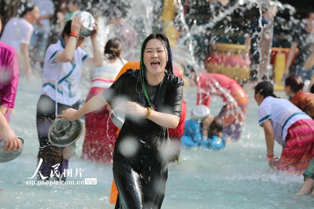 云南西双版纳各族群众欢度泼水节