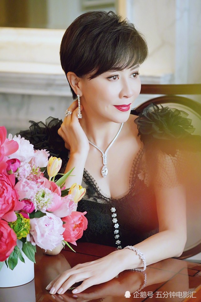 原来刚走进娱乐圈的刘嘉玲性格风风火火,自己似乎都忘了自己是女人.