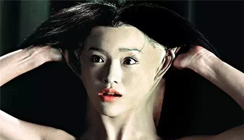 清朝有一幅女鬼图,放大5倍看她在做什么?网友:看久会引起不适