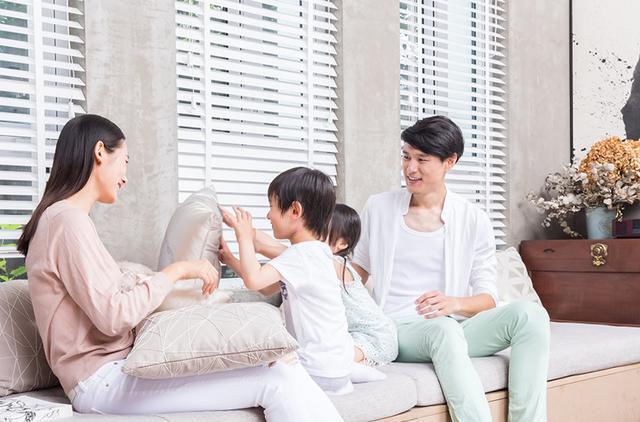 哥哥爱照顾妹妹,可妹妹总是莫名的哭泣,得知原因后,妈妈很后悔|二胎|