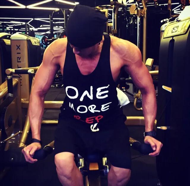 46岁何润东肌肉发达,充满活力,健身可以改变身材,远离中年油腻