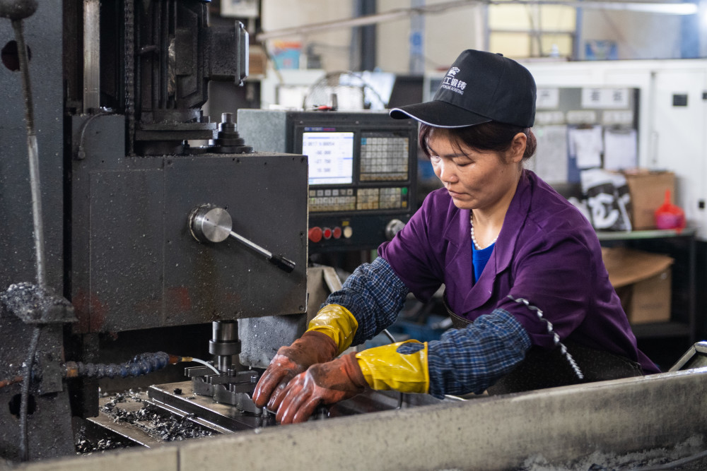 图文互动从打铁铸锅到生产汽车零部件湘南精铸小镇的传承与飞跃