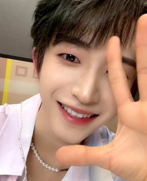 《创4》刘宇当众洗脸卸妆,看到镜头下的素颜,20岁的皮肤状态很真实