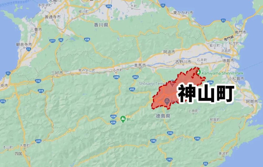 神山町是日本德岛县治下的一个普通村落,曾因林业的发展繁荣一时,但