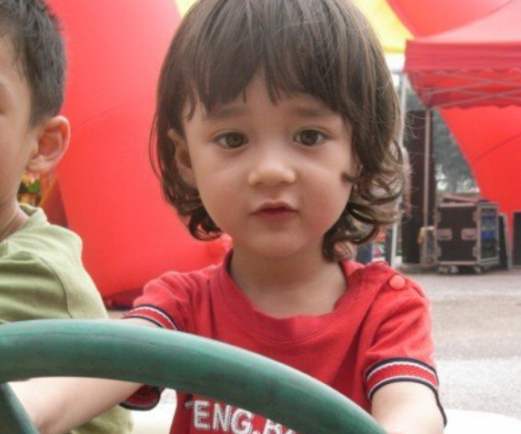 《宝贝计划》里的小宝宝长大了,15岁留长发,胡渣明显,被网友嘲长残了