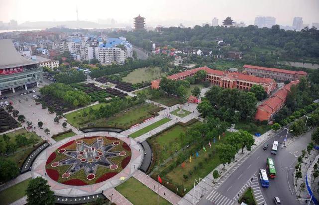 首義廣場,辛亥革命博物館,紫陽湖公園,起義門,首義碑林等觀光景點,是