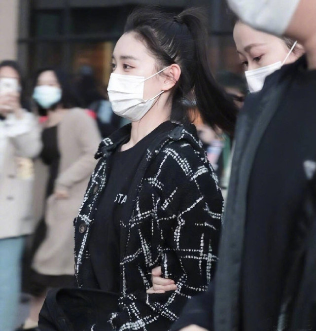 蒋依依与友人手挽着手看德云社的演出,心情大好,虽然戴着口罩,却挡不