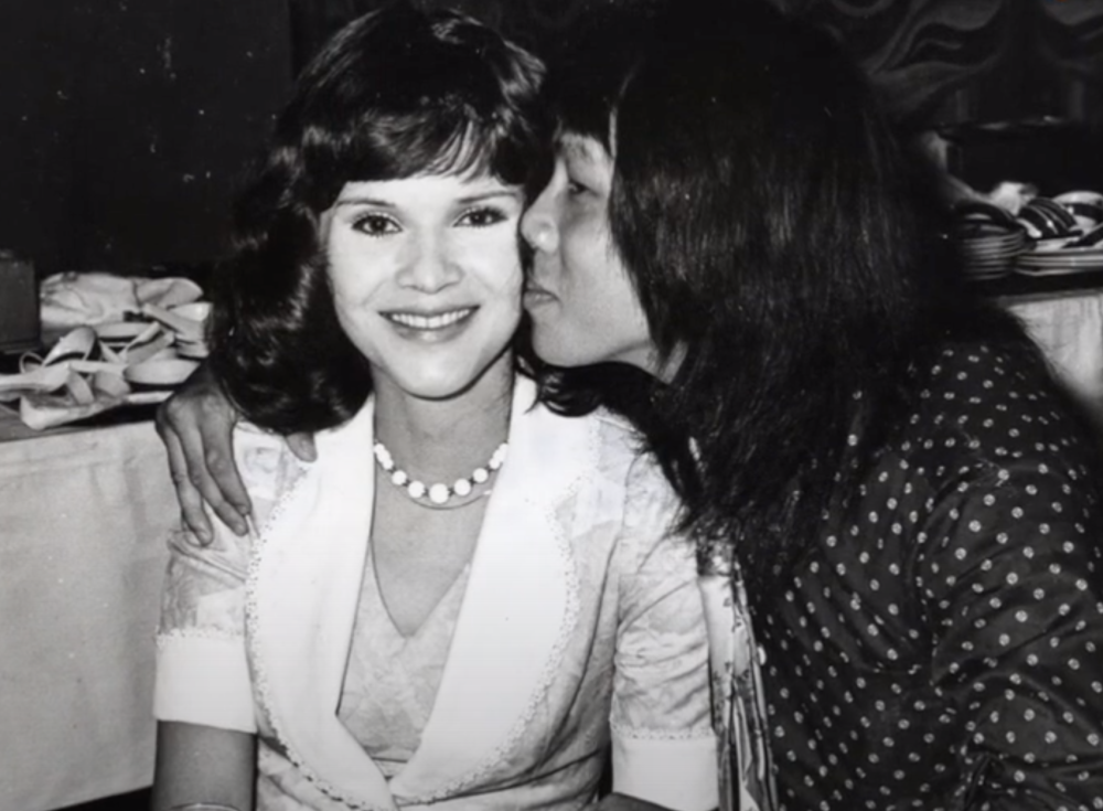 媒体曝光梁小龙初婚妻子年轻照片:混血美人,在家门口被人毁容