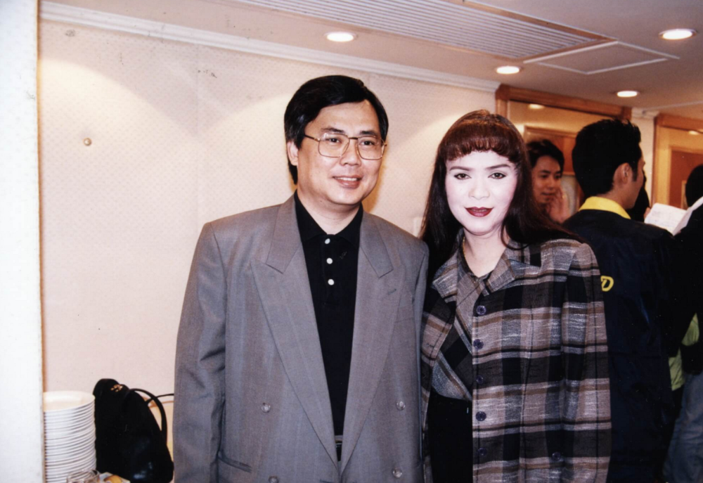 媒体曝光梁小龙初婚妻子年轻照片混血美人在家门口被人毁容