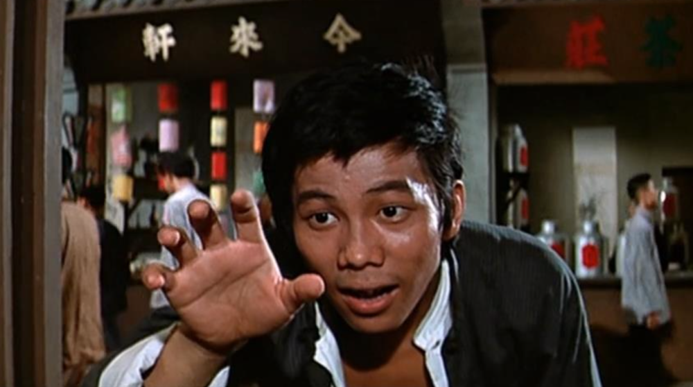 媒体曝光梁小龙初婚妻子年轻照片混血美人在家门口被人毁容