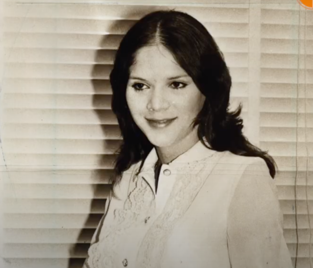 离婚后不久,容貌恢复的黎爱莲重登舞台,并再次找到真爱,对方是一位姓