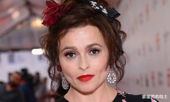 红皇后海伦娜背后的男人为大导演生娃与小21岁男友像母子