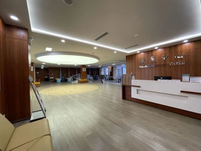 啥仁安医院2楼竟然有个超大的健身房