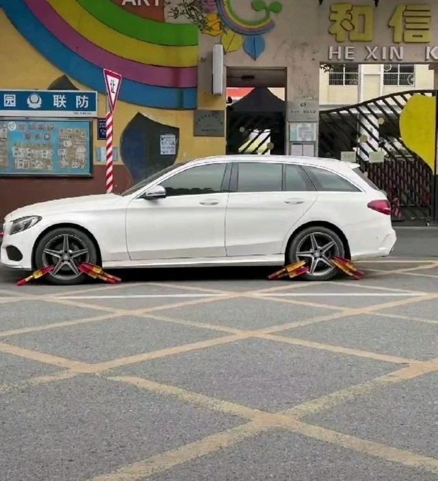 佛山有特产名为无情锁如今街头锁车再升级这一次卸轮胎不行了