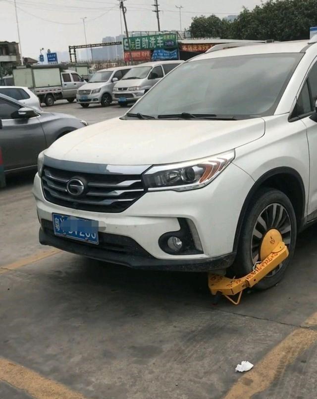 佛山有特产名为无情锁如今街头锁车再升级这一次卸轮胎不行了