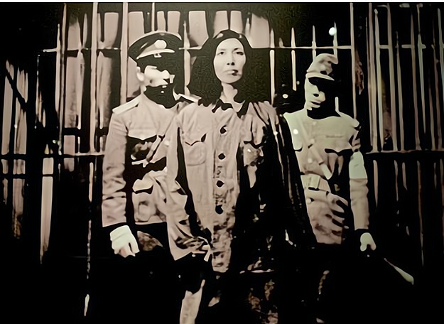 1935年11月,赵一曼在与日军的战斗中,为掩护部队撤退不幸负伤被俘.