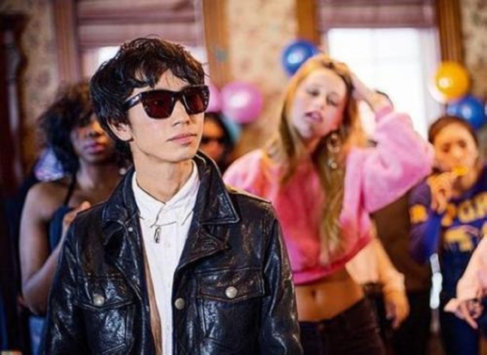 《我的滑板鞋》庞麦郎进精神病院,犯病时杀亲友,金星早有预言_腾讯