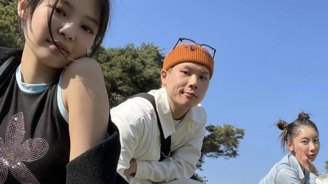 粉墨jennie与男友人玩耍小肚腩亮了谁注意中文写的两个字太会了