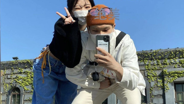 粉墨jennie与男友人玩耍小肚腩亮了谁注意中文写的两个字太会了