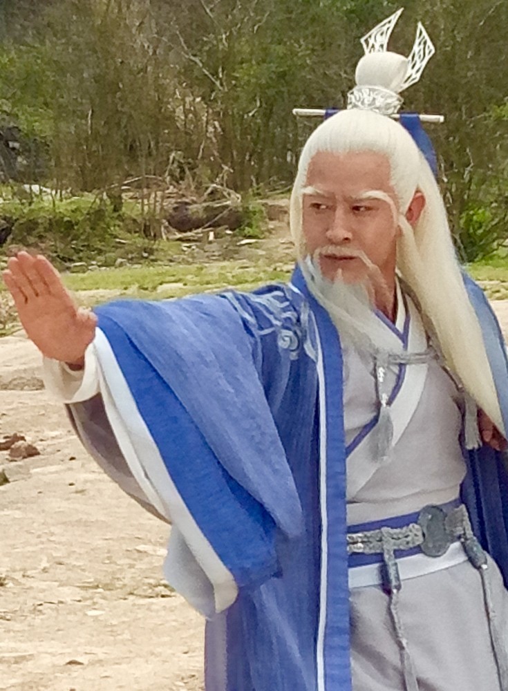 杨立清瘦的身子如孕育在气浴之中,玄真道长继续发力,已经使出了这些年