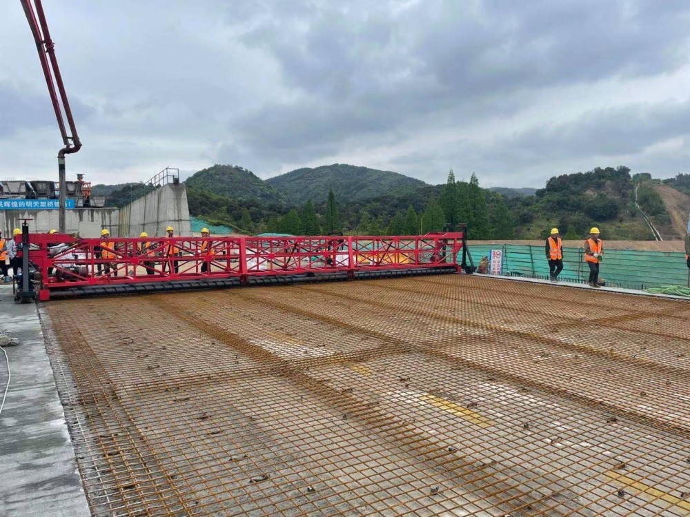 中建八局余姚g228建设工程ppp项目桥面铺装首件浇筑顺利完成