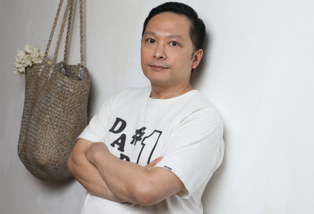 44岁邓一君近照身材发福变化大称将花300万送女儿出国留学