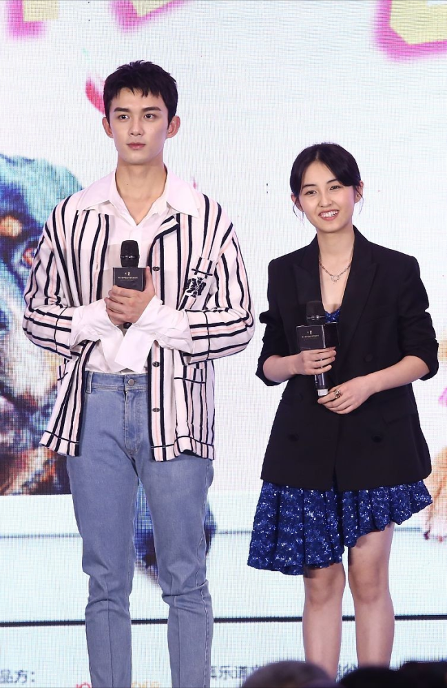 张子枫吴磊同框挺甜妹妹长开了真好看两人黑色穿搭很般配