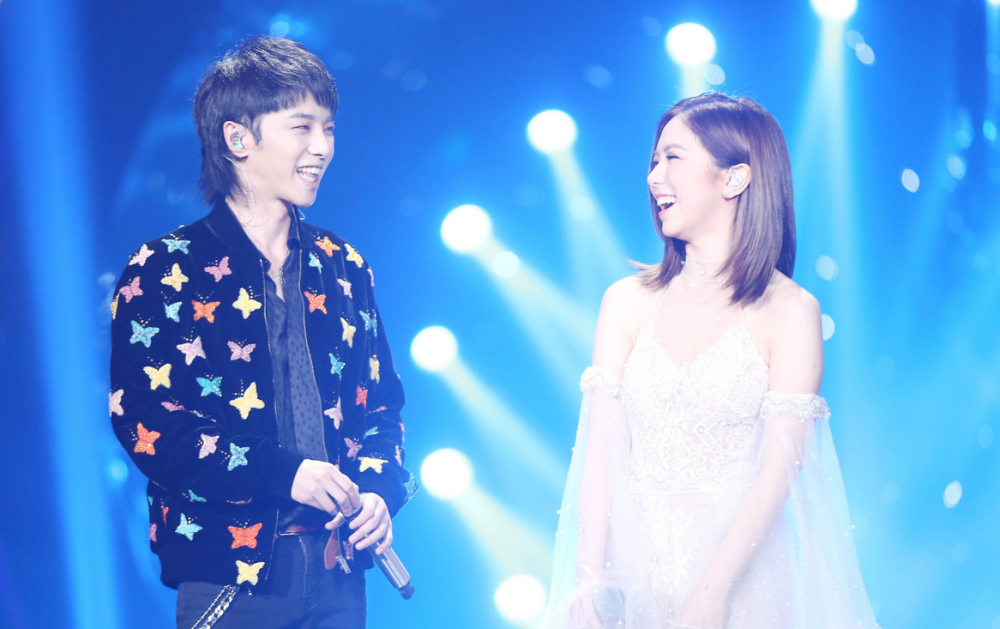 邓紫棋今年愚人节发表的新歌《超能力》似乎也在批驳华晨宇对她的欺骗