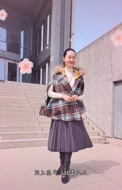 56岁于文华好节俭鞋子开口粘上继续穿坐姿被调侃像农村老太太