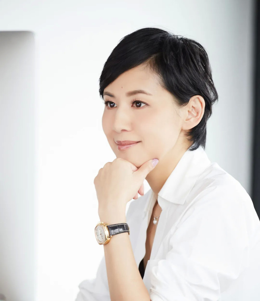 从主持人到阔太为爱情离开东方卫视50岁王津元活得让人羡慕