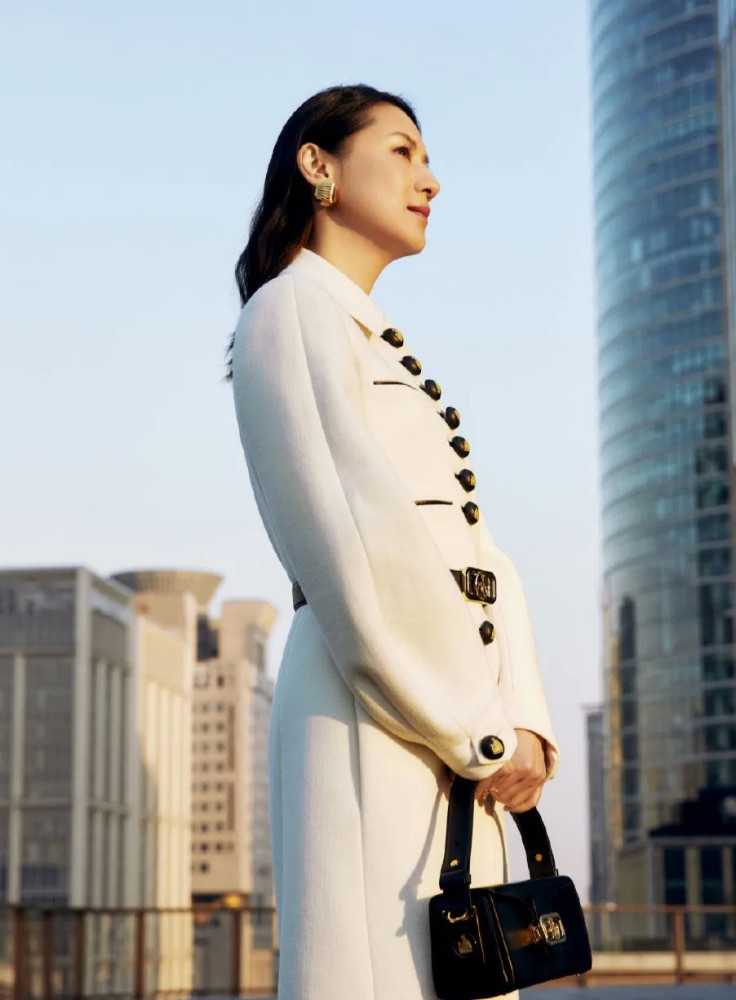 从主持人到阔太为爱情离开东方卫视50岁王津元活得让人羡慕